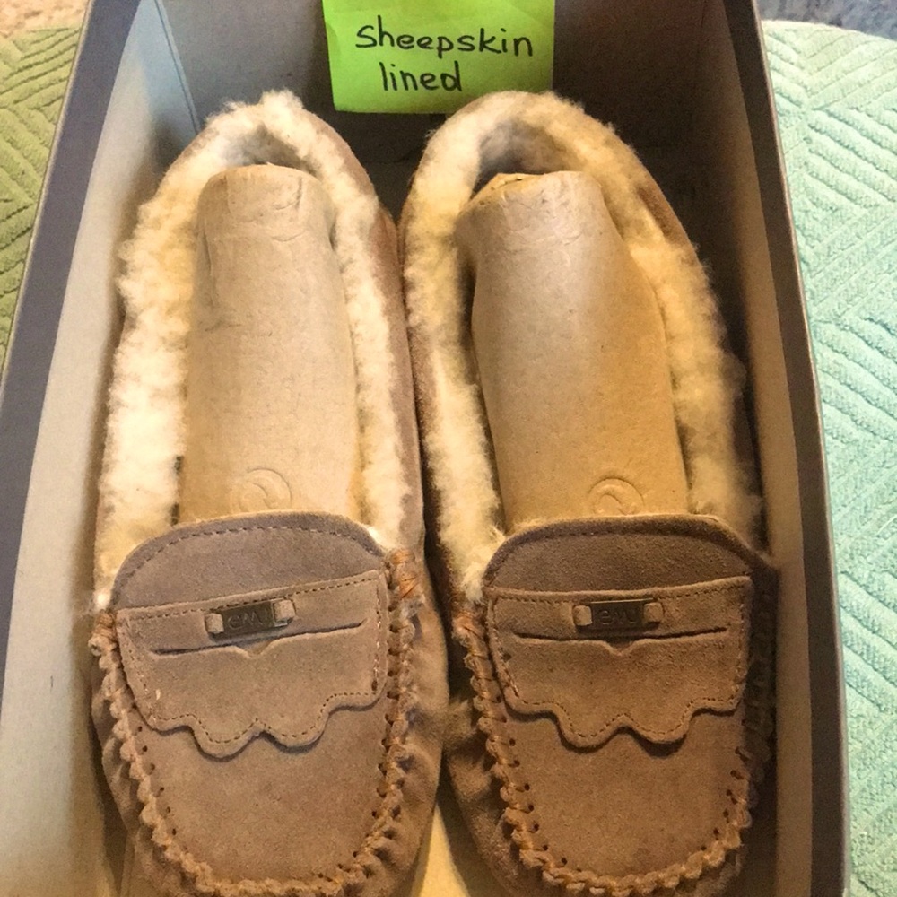 NWOT Emu sheepskin lined, suede top moccasins.  Absolutely darling.